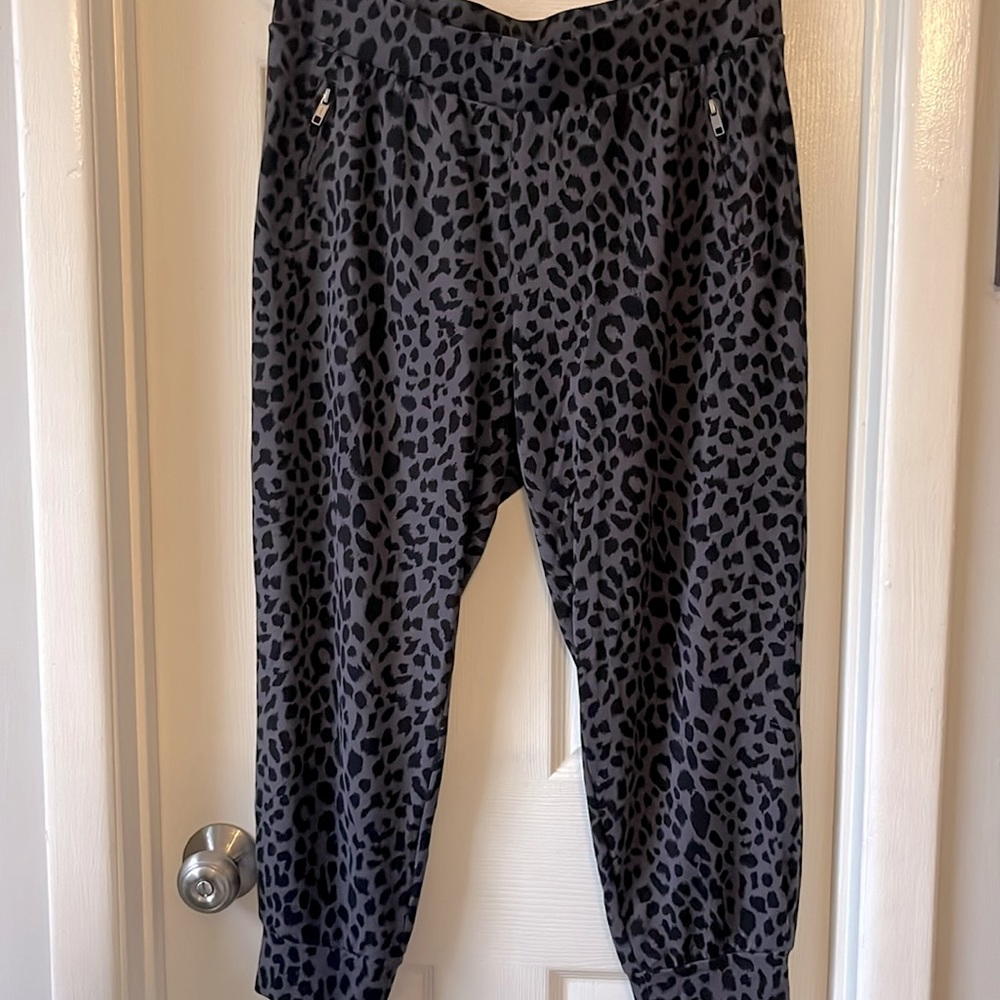 Torrid gray black leopard cheetah jogger stretchy pull on pant size 0 10-12